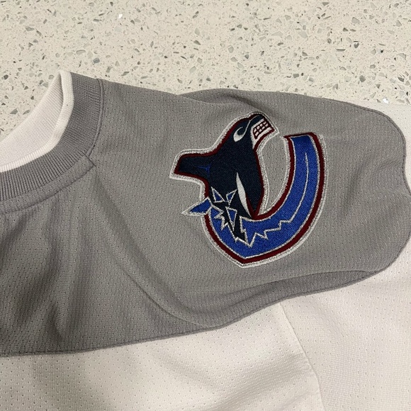 Vintage NHL MIGHTY MAC SPORTS Vancouver Canucks Jersey -Youth Size Large (14/16) - Picture 4 of 7